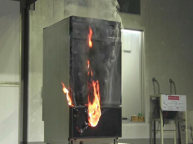 再現実験で発火する電気製品（製品評価技術基盤機構提供）