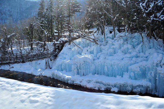 本家伴久冬の名物「氷瀑」は、露天風呂からも眺められます