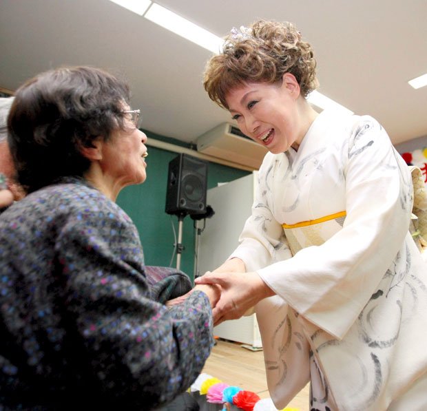 ２００９年１２月、兵庫県養父市のコンサートで、ファンひとりひとりと握手する島倉さん　（c）朝日新聞社　＠＠写禁