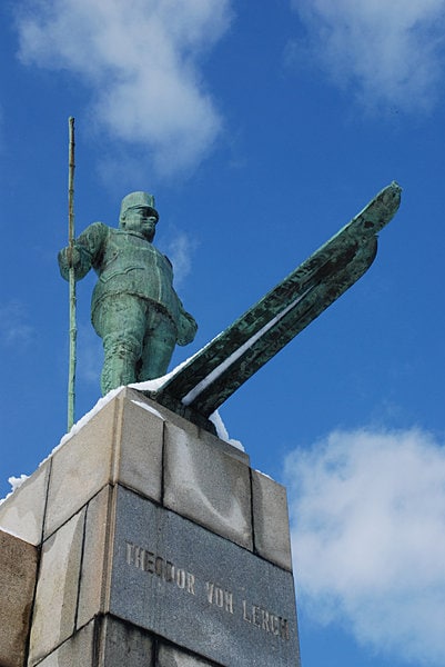 日本スキーの父レルヒ少佐の像