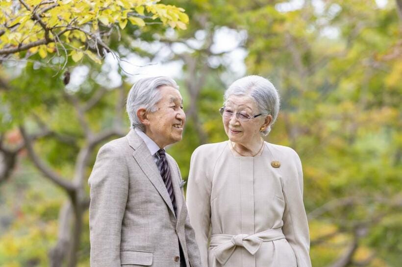22年10月、美智子さまは、上皇さまと朝夕の散策を続けている。東京・元赤坂の赤坂御用地（宮内庁提供）