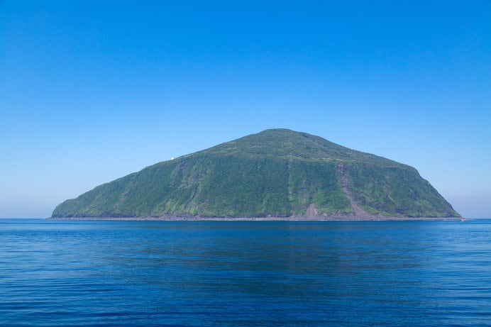伊豆諸島利島。この小さな離島が日本一の椿油の産地