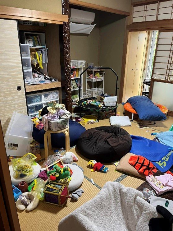 おもちゃや遊び道具が散乱している子ども部屋の和室／ビフォー
