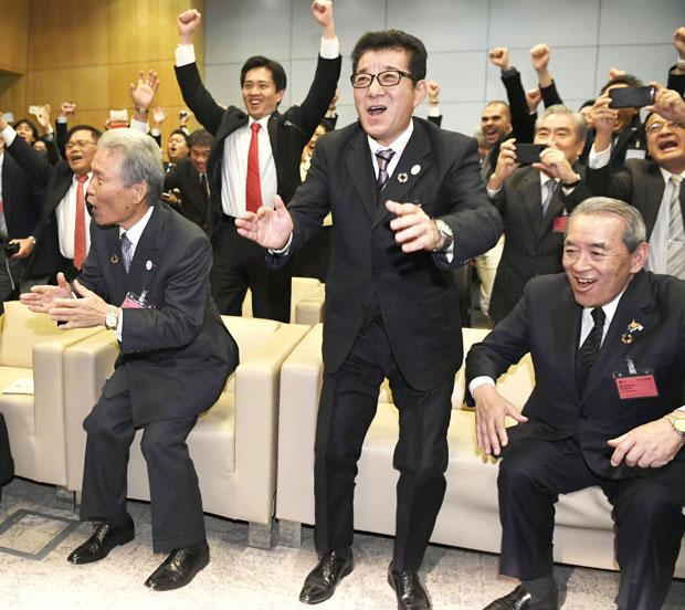 万博開催が決まり喜ぶ松井一郎大阪府知事（右から2人目）ら＝２０１８年１１月２３日、パリ（写真：代表撮影）
