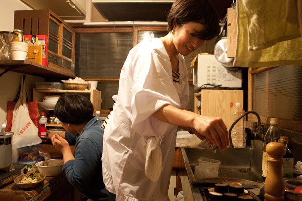元は普通の日本家屋。使い勝手のいい台所がある。ここで料理を作った居酒屋イベントも開催した（撮影／品田裕美）
<br />