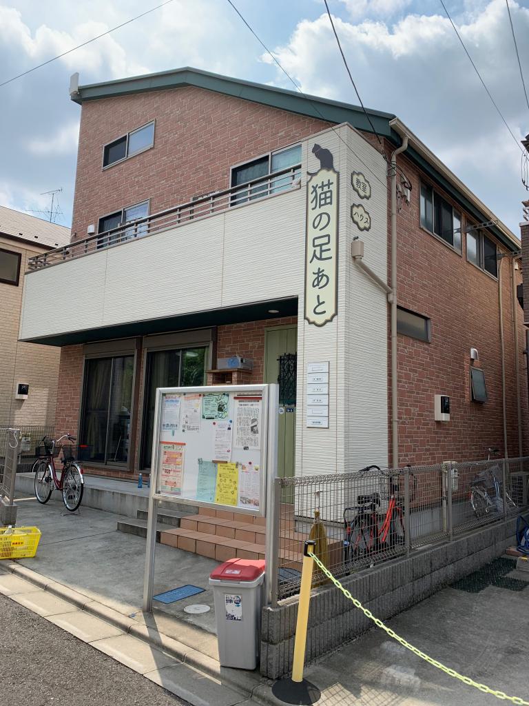 西東京市にある支援ハウス「猫の足あと」。１階の共有スペースでは、近所の小中学生向けの無料の学習塾も開かれる（撮影／編集部・野村昌二）