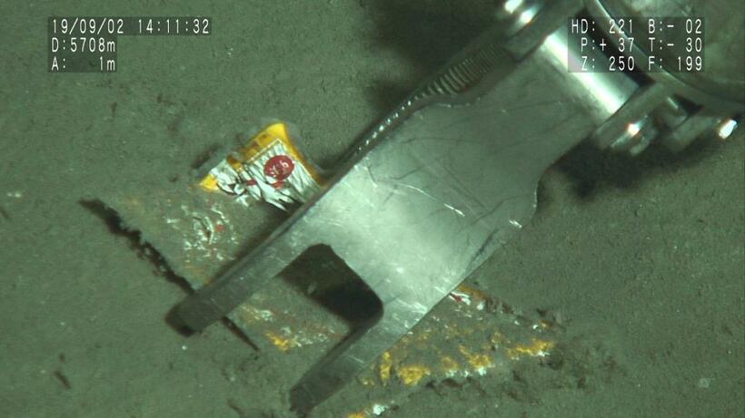 房総半島の東沖、水深約５７００メートル地点で見つかったプラスチックごみ／２０１９年９月（写真：ＪＡＭＳＴＥＣ提供）