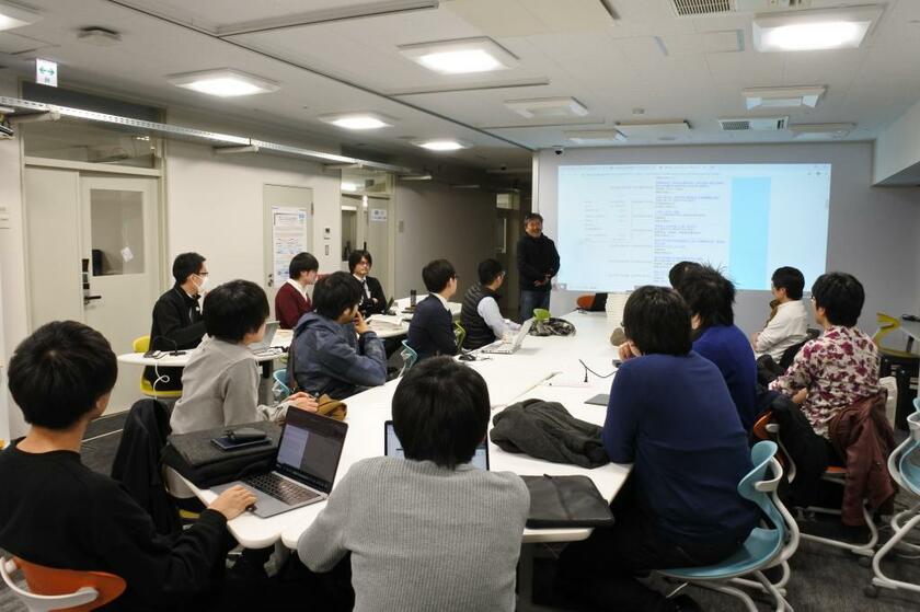北海道大学でのデータサイエンス教育には、ニトリホールディングスの社員も参加する。実践的な課題解決が狙いだ（写真／ニトリ提供）