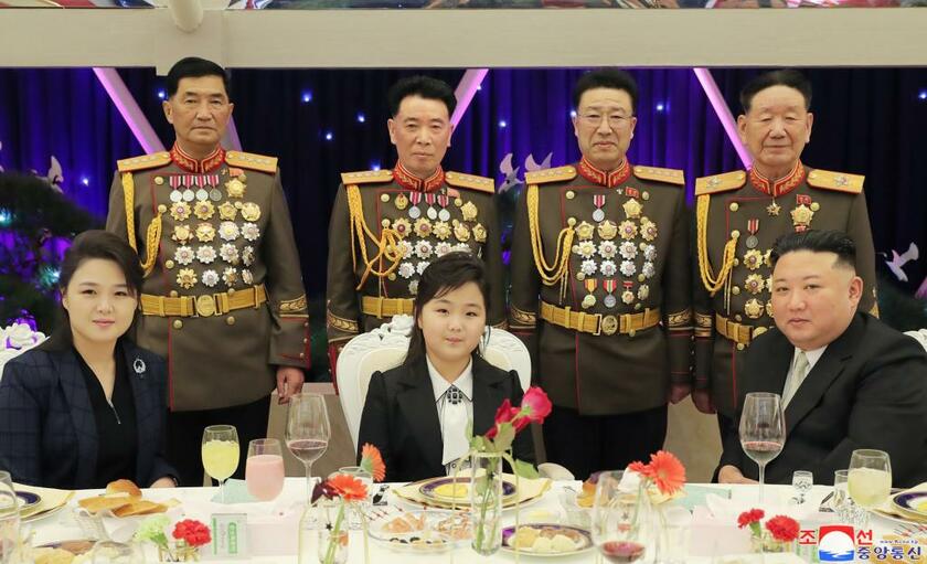 朝鮮人民軍創建７５周年記念宴会で李雪主夫人や娘と共に記念写真に納まる金正恩氏（朝鮮通信）