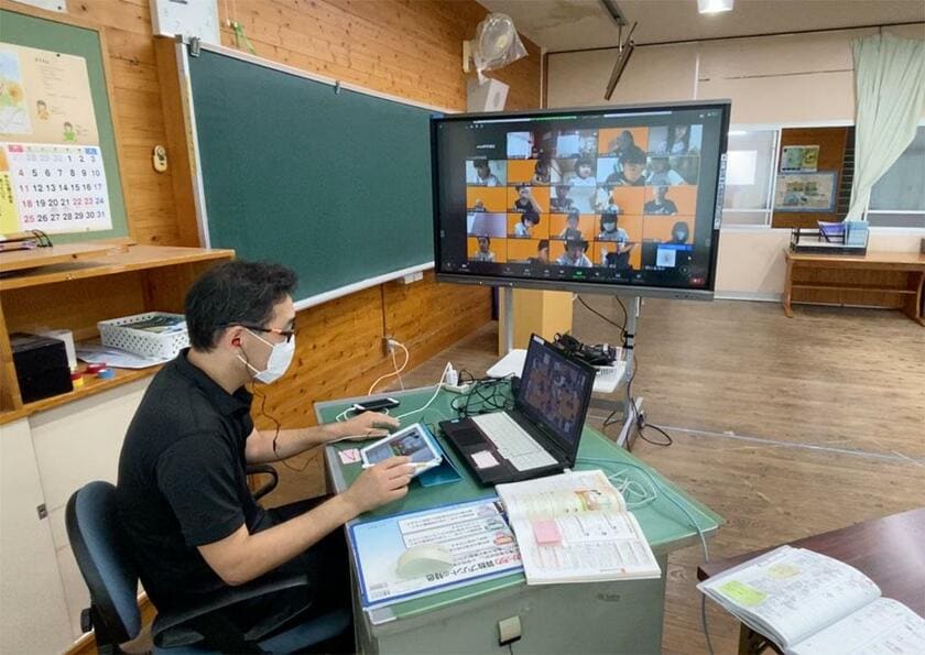 熊本市内の小中学校では９月の第１、２週は分散登校を実施。３日に２日はオンライン授業をした。現在も対面授業のライブ配信を続ける（写真：熊本市教育委員会提供）