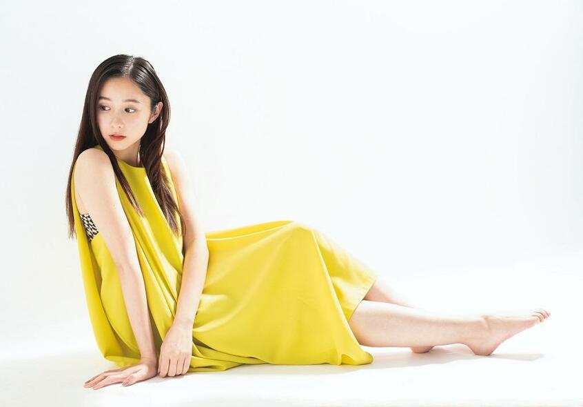 COVER STAFF:撮影・木村哲夫/ヘアメイク:菅井彩佳(NICOLASHKA)/スタイリング:小林 新(UM)アートディレクション:福島源之助+FROG KING STUDIO/衣装協力 ワンピース¥71,500/イッセイ ミヤケその他スタイリスト私物