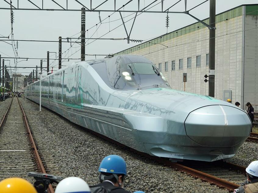 JR東日本のE956形「ALFA―X」。写真は新青森寄りの10号車で、ノーズの長さは約22メートル。1両のほとんどがノーズにあてられ、客室はごくわずか(C)朝日新聞社