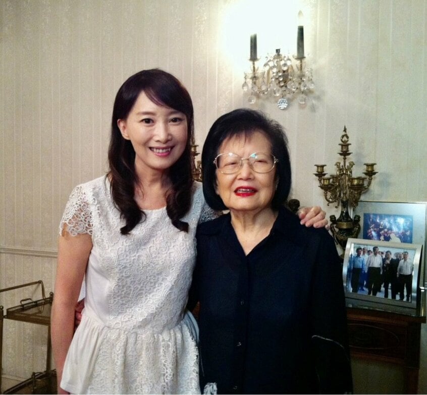 アグネスさんと実母。「6人の子どもを育て上げた母は、小柄ながら行動的で、いつも明るく、おしゃれを忘れない人でした。今、あらためて母とのつながりを深く感じる瞬間が増えています」と話すphoto 本人提供