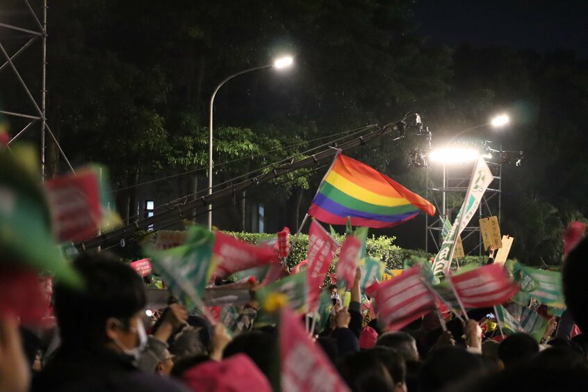 民進党の集会に登場したLGBTQ運動の象徴、レインボーフラッグ。他党ではあまりみられない(撮影:安田峰俊)