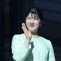 新年一般参賀 愛子さまも思わずニッコリ? 視線の先には「愛」「ハートマーク」の手作りうちわ
