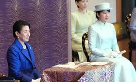 〈特に読まれた「皇室」記事紹介〉「講書始の儀」の雅子さま「愛子も一緒に」と大きなテーブルに 厳粛な宮殿でも「クサくてシミだらけ奈良時代の制服」に思わずニコッ