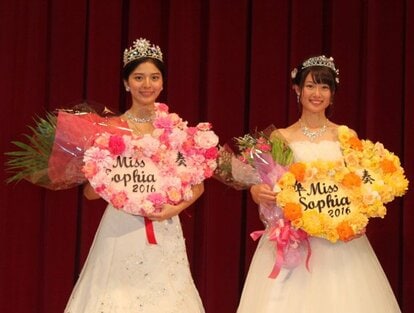 ミスソフィアの天野一菜さん(左)と準ミスの田中陽南さん