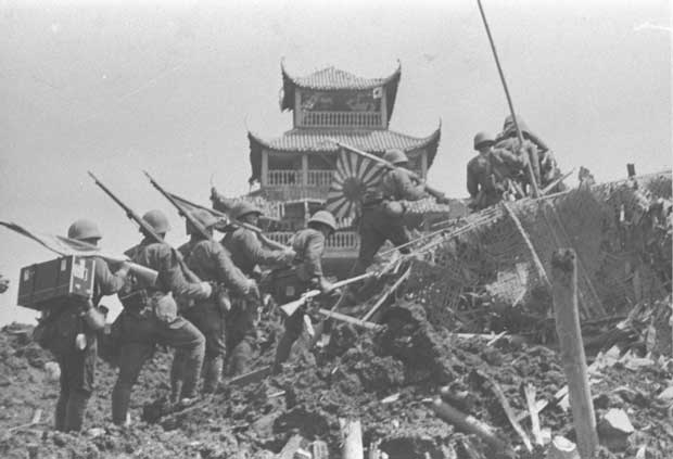 旭日旗を掲げ、中国・江西省の呉城へ進攻する日本軍（１９３９年３月）　（ｃ）朝日新聞社