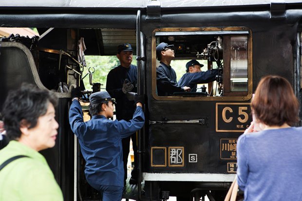 運転士や機関士は当時を彷彿とさせる制服姿で乗務する(撮影/写真部・岡田晃奈)