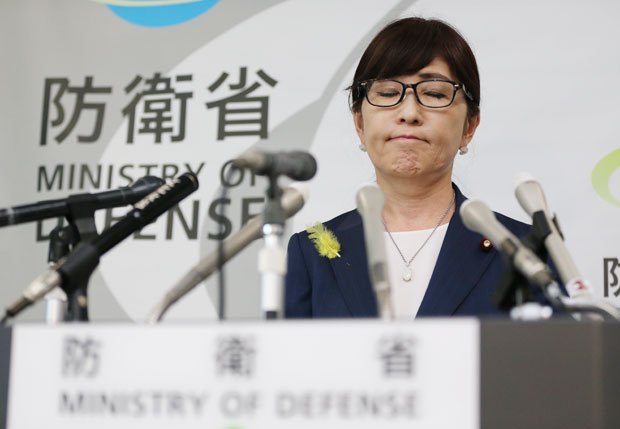 稲田防衛相の長いまつげは「まつエク」効果？　でも、国民からの厳しい評価は見えていないのか……（ｃ）朝日新聞社