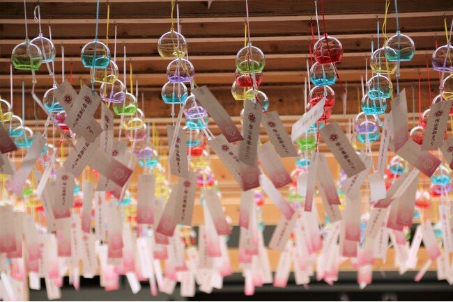 写真・図版(1枚目)| 【飛騨高山・岐阜県高山市】夏を彩る“涼”と“祈り”の音色。約2,000個の風鈴が舞う「桜山風鈴まつり2025」開催!