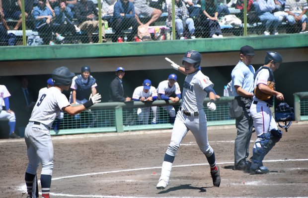 春季関東地区高校野球大会。横浜―明秀日立　九回表横浜１死三塁、逆転の中越え２点本塁打を放った横浜・内海　（ｃ）朝日新聞社　