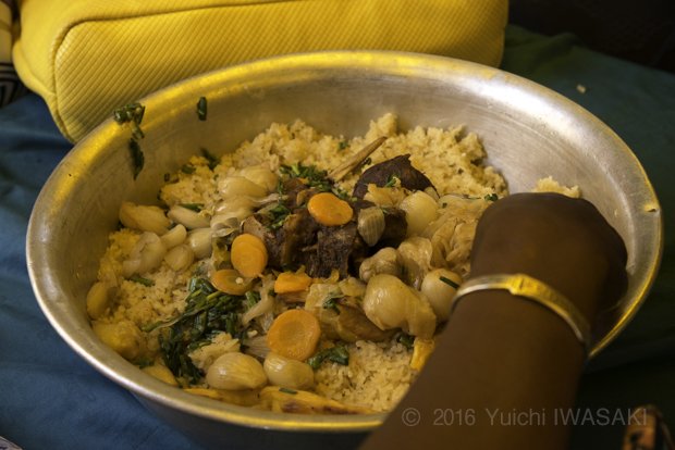 振る舞われた炊き込みご飯。同席の人々とともに素手で直接いただく（モプチ・マリ 2016年／Mopti,Mali 2016）