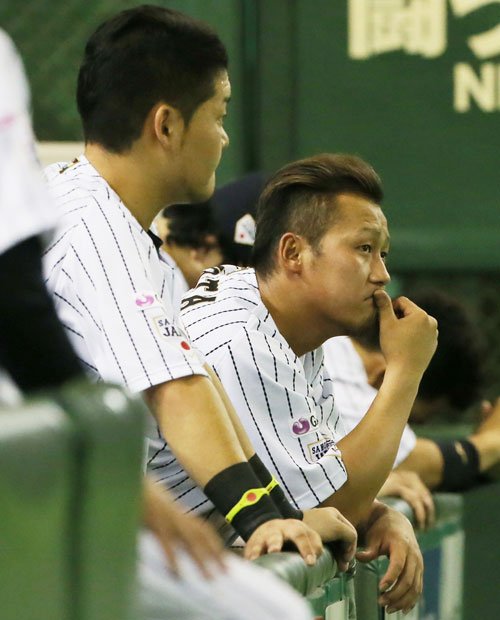 準決勝で韓国に逆転負けし、落胆した様子の中田翔　（c）朝日新聞社