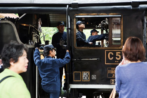 運転士や機関士は当時を彷彿とさせる制服姿で乗務する（撮影／写真部・岡田晃奈）