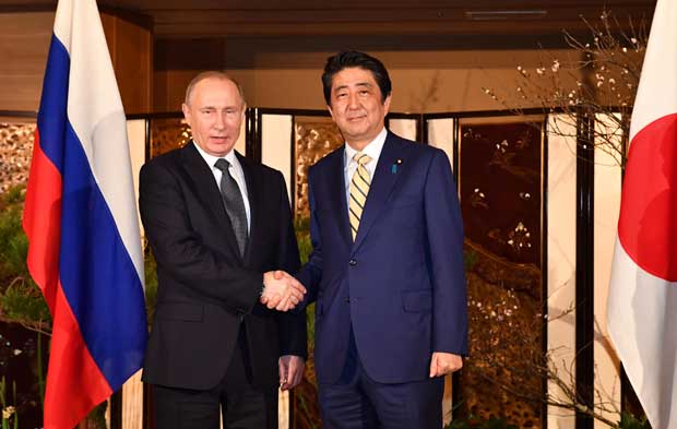 会談で握手を交わす安倍首相とプーチン大統領＝１５日午後６時６分、山口県長門市、代表撮影　（ｃ）朝日新聞社