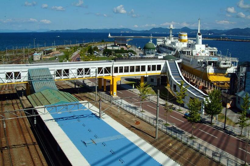 「青春18きっぷ」の各駅停車旅でも、本州のターミナル駅では最も北にある青森駅に、その日のうちにたどり着ける。駅の向こうは津軽海峡だ　（C）朝日新聞社
<br />