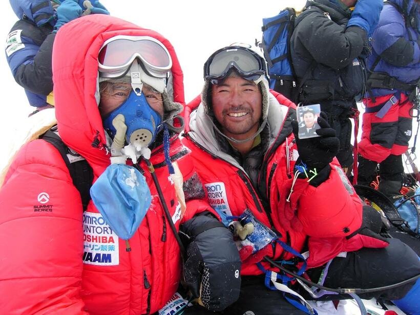 ７０歳のときにエベレストに登頂した三浦雄一郎さん（左）と次男の豪太さん　（ミウラ・ドルフィンズ提供）