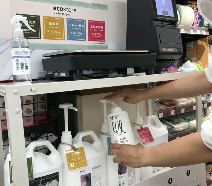 ナチュラルローソンの一部店舗では、プラスチック削減のため、洗剤やハンドソープなどの量り売りを行っています