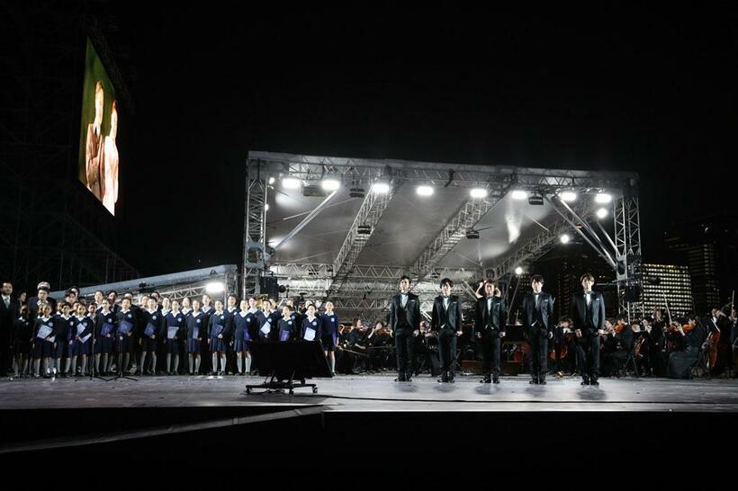 奉祝曲は両陛下に向き合う形で披露された／１１月９日、二重橋前に設けられたステージ（写真：日本雑誌協会）