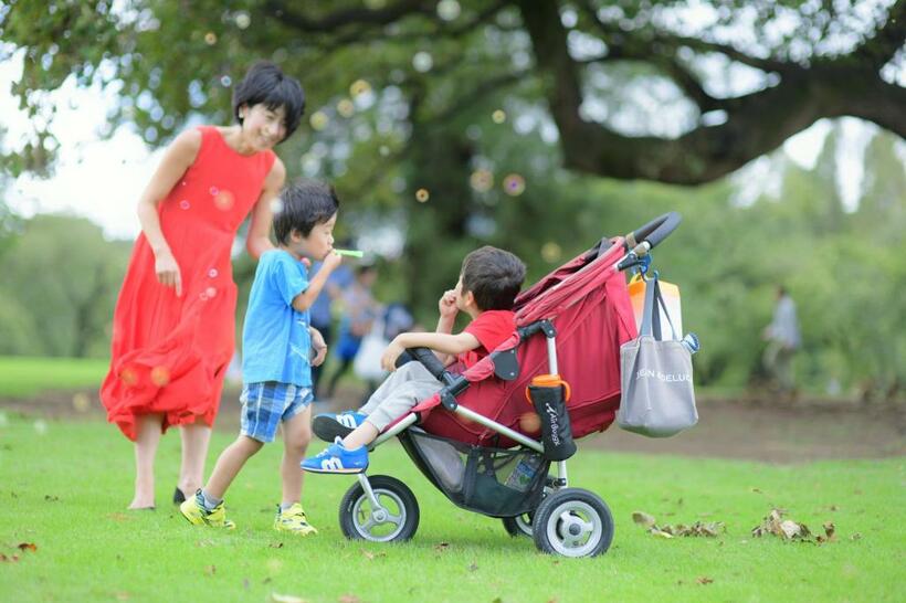 公園で遊ぶ次男の明徳(あきのり)くんと明ノ心くん（写真＝明美さん提供）