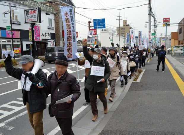 患者会が今年１月１２日に滋賀県草津市内で行った、岡本圭生医師の治療継続を求めるデモ行進　（ｃ）朝日新聞社