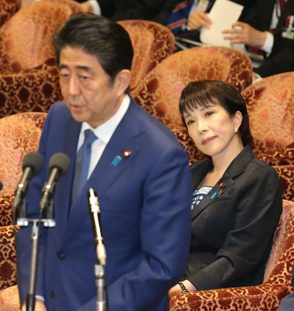 「電波停止」発言に踏み込んだ安倍首相と高市総務相　（ｃ）朝日新聞社