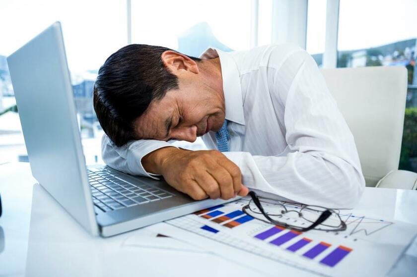 過労死等の予防には、せめて、毎日、6時間以上の睡眠時間を確保すること（写真／getty images）
