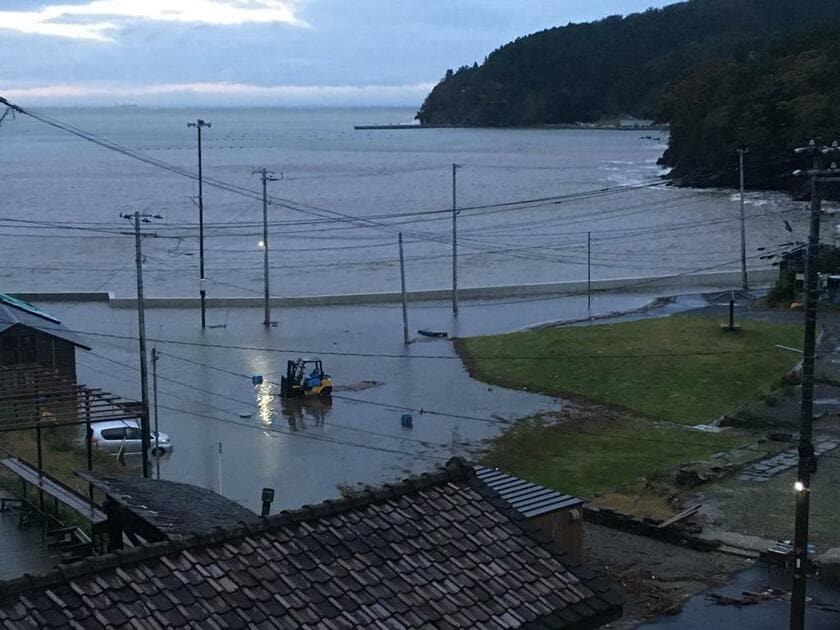 台風１９号が通過した翌朝の蛤浜。夜中には防潮堤から海側へ溢れ出しそうなほどの水嵩になったという。写真左手の建物は１.５ｍほど冠水した（写真：亀山貴一さん提供）