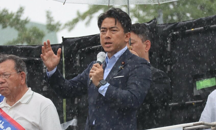 小泉農水相の応援演説中に大雨となった