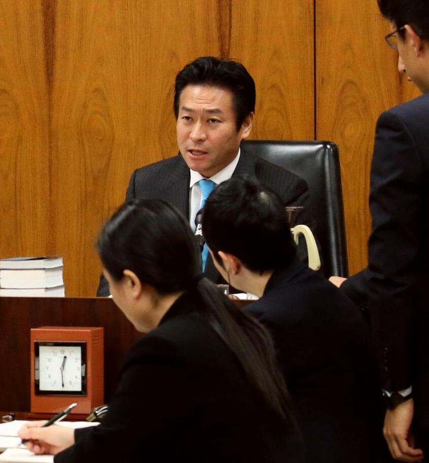 カジノ解禁法案が採決された衆院内閣委員会で、委員長を務めた秋元司衆院議員(C)朝日新聞社