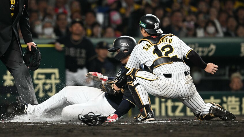 先発マスクをかぶり続けて独走でリーグ優勝に導いた阪神の坂本