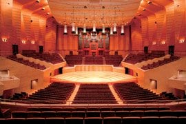 大ホールは全2006席が葡萄の段々畑状になったヴィンヤード形式。音楽の響きは太陽の光のようにすべての席に降り注ぐ。壁面にはウイスキーの貯蔵樽に用いるホワイトオーク材が使われている