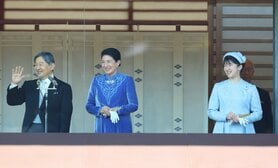 〈特に読まれた「皇室」記事紹介〉天皇陛下65歳 宮殿ベランダ天皇ご一家の会話シーンに「幸せのおすそわけ」と参賀者! 愛子さま「青のスズランのブローチ」とドレスに家族の「絆」