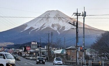 富士山「弾丸登山」はなぜなくならないのか　荒天でも「下山できず吹きさらし」専門家も危ぶむ重大リスク