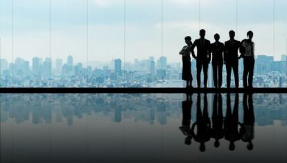 自分の頭で考え抜く力を持つ人材が求められているはずだが(GettyImages/metamorworks)