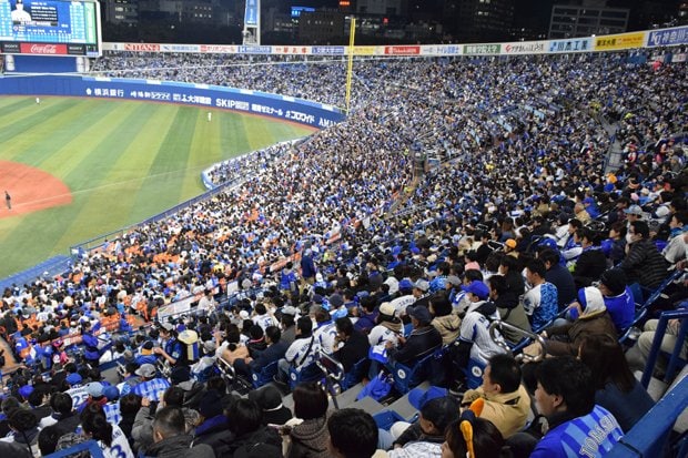 横浜スタジアムのスタンドを青く染めるファン　（ｃ）朝日新聞社