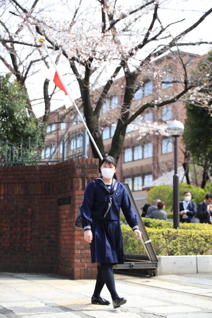 学習院女子高等科の卒業式に向かうマスク姿の愛子さま。「とても充実した学校生活を送ることができたと思います」と語った／３月２２日、東京都新宿区　（ｃ）朝日新聞社