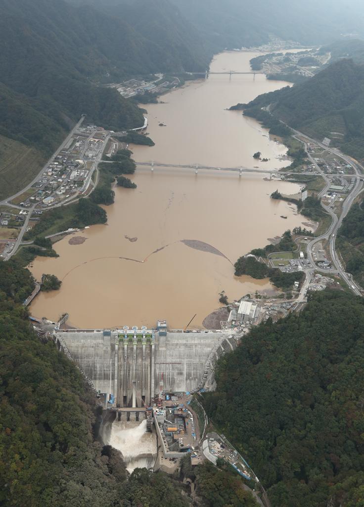 台風19号の豪雨で一夜にしてほぼ満水になった八ッ場ダム（Ｃ）朝日新聞社