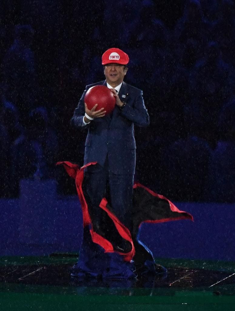 東京五輪招致に積極的だった、安倍晋三前首相。2016年のリオ五輪の閉会式では、「スーパーマリオ」に扮して登場し東京五輪をPRした　（ｃ）朝日新聞社